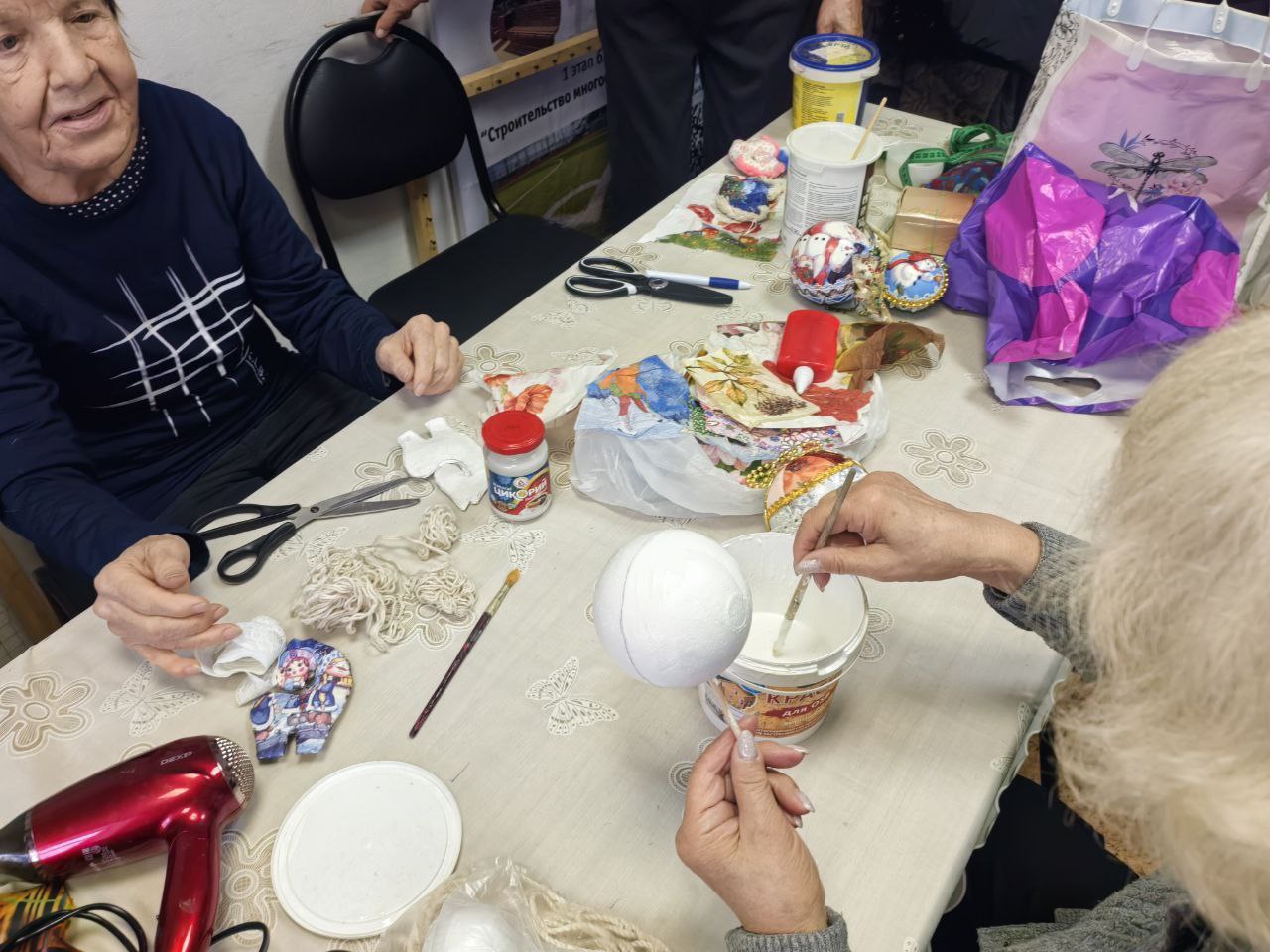 Мастер-класс по изготовлению «Новогодней игрушки – шара» прошел в Центре по работе с населением МКУ «ГОРОД» на улице Рабочего Штаба, 18А