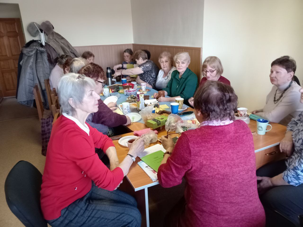 Чаепитие в честь Дня матери прошло в центре по работе с населением и общественными объединениями МКУ «ГОРОД» в микрорайоне Первомайском. 