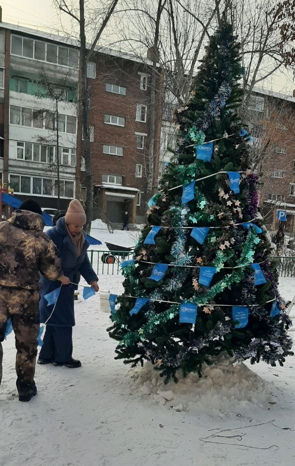 Новогоднюю елку установили во дворе на улице Розы Люксембург, 15