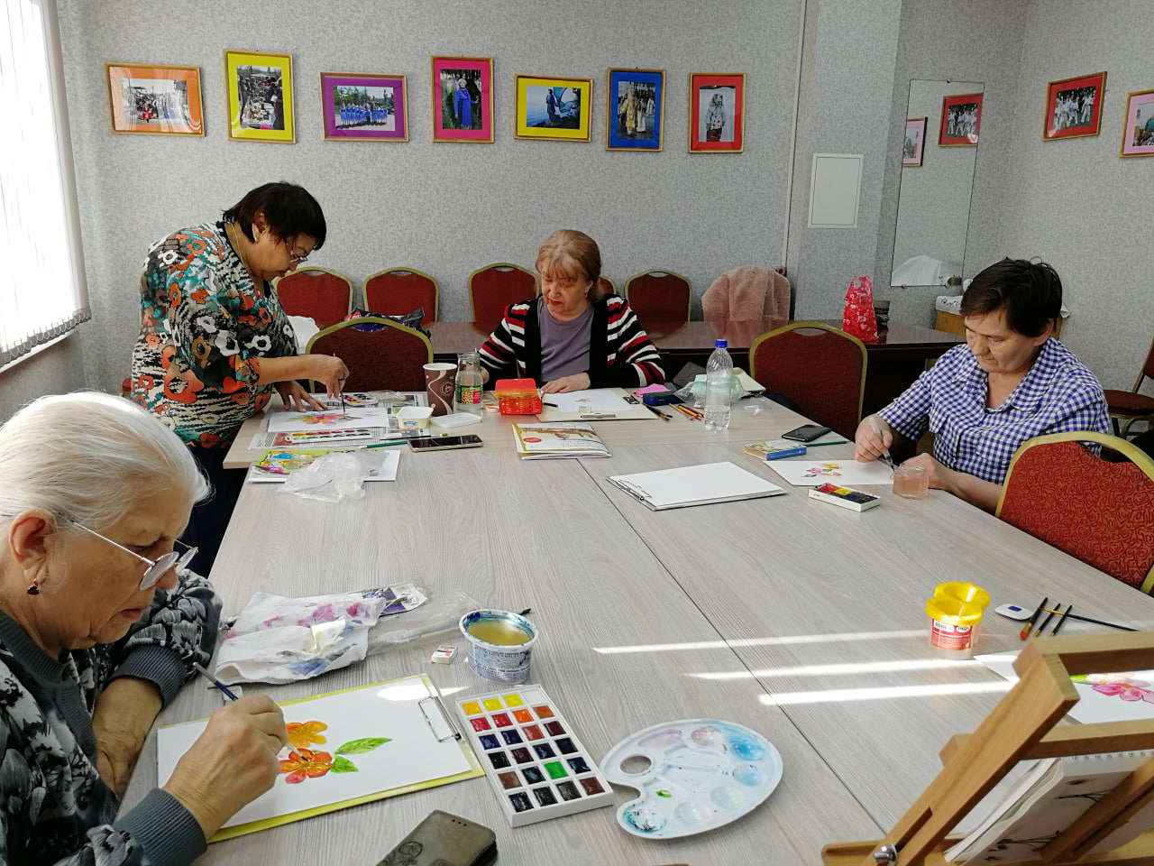 Занятия по изобразительному искусству возобновились в Центре по работе с населением и общественными объединениями МКУ «ГОРОД» на улице Авиастроителей, 2а