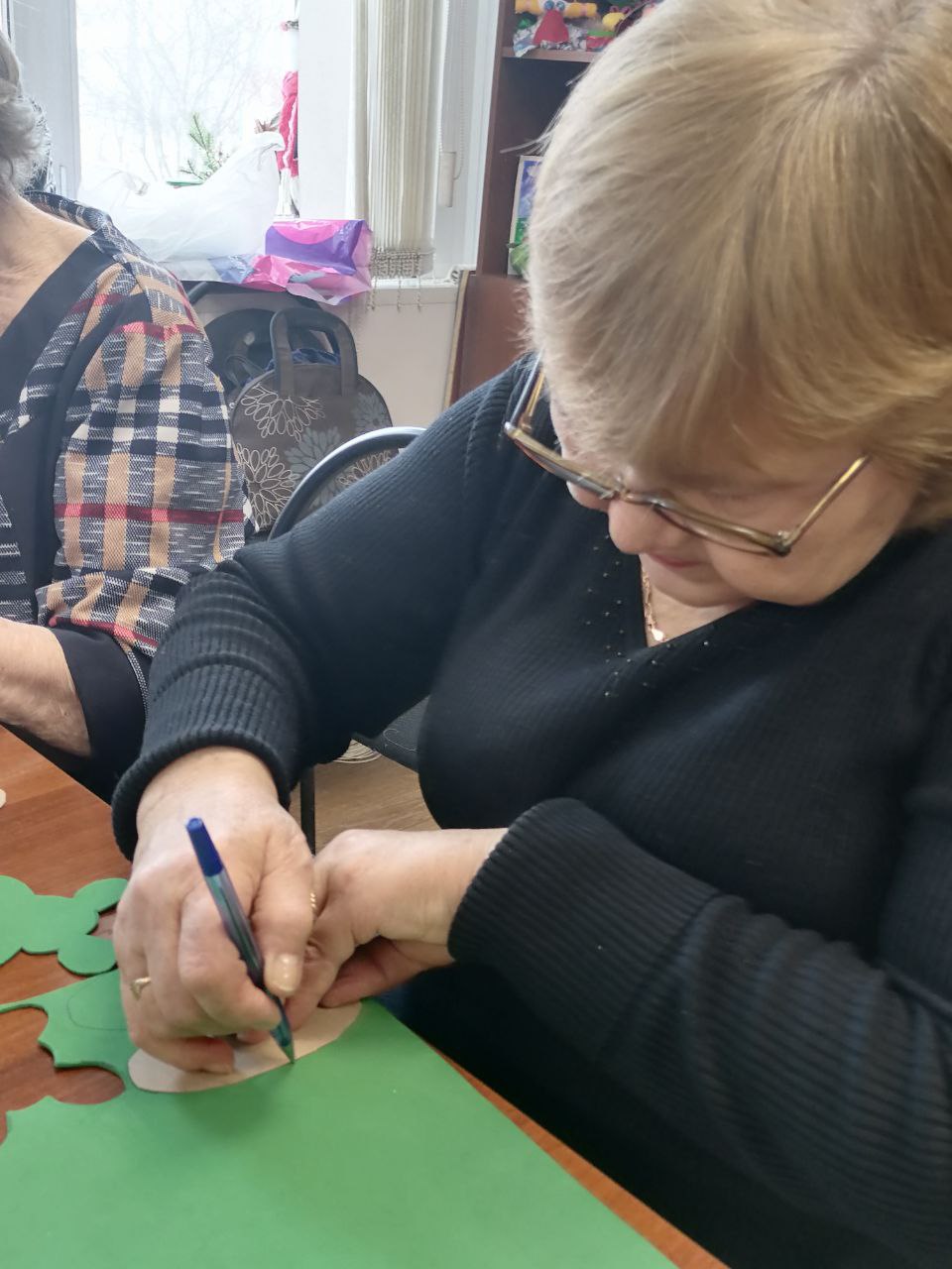 Мастер-класс по оформлению подарков ко Дню защитника Отечества провел ТОС «Спутник»