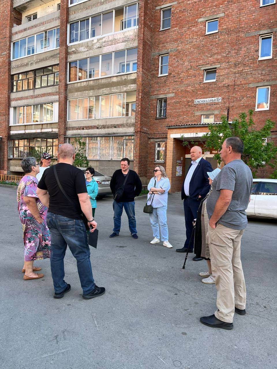 22 мая депутат городской Думы Александр Квасов встретился с жителями нескольких домов на улице Зверева. 
