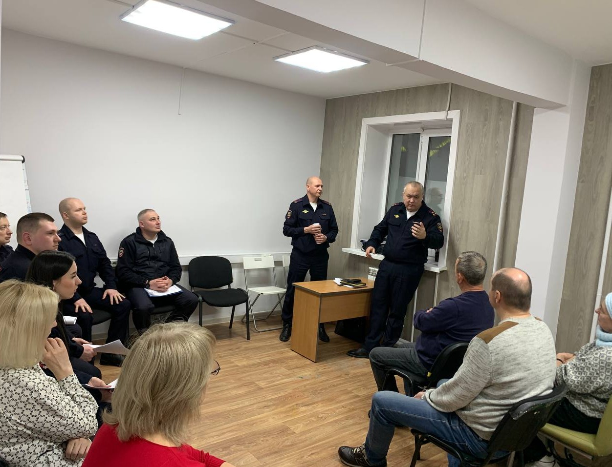 Встреча жителей Студгородка и Глазково с участковыми прошла в Центре по работе с населением и общественными объединениями МКУ «ГОРОД» на улице Чернышевского, 17