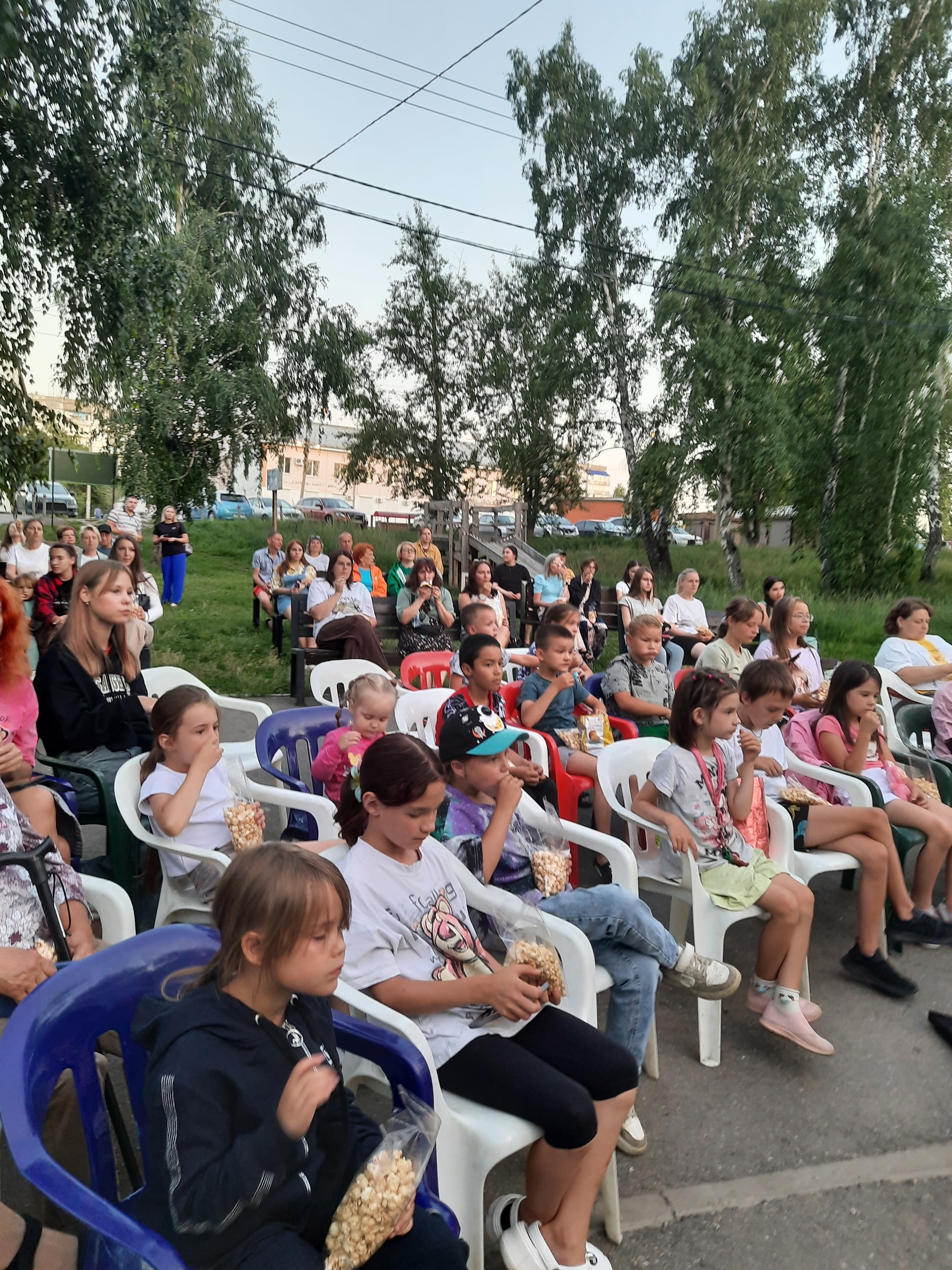 В Роще на Синюшиной горе провели показ фильма в рамках проекта «Летний кинотеатр во дворах»