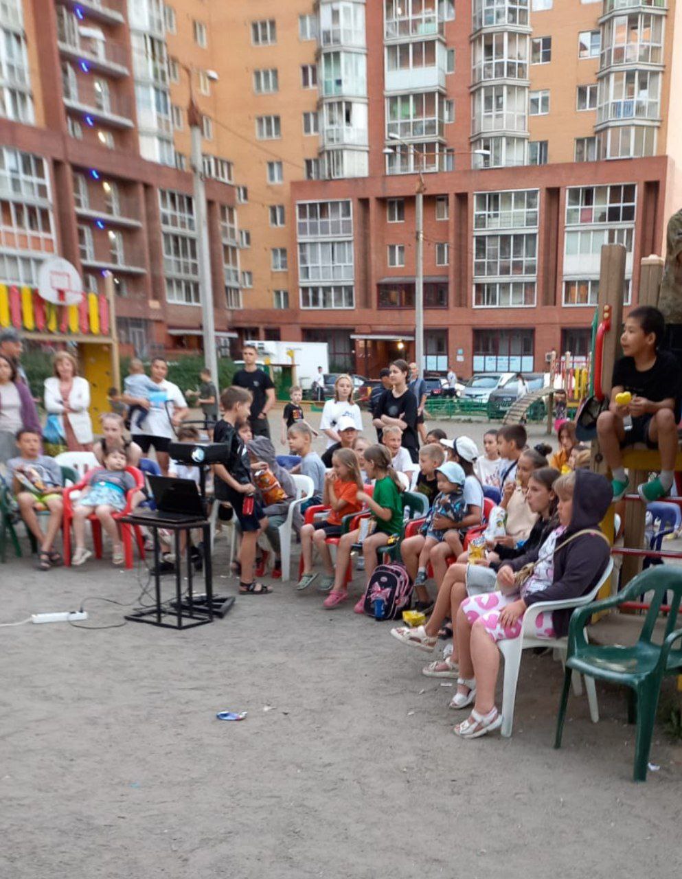 В Иркутске 6 июля прошло мероприятие в рамках городского проекта «Летний кинопоказ во дворах»