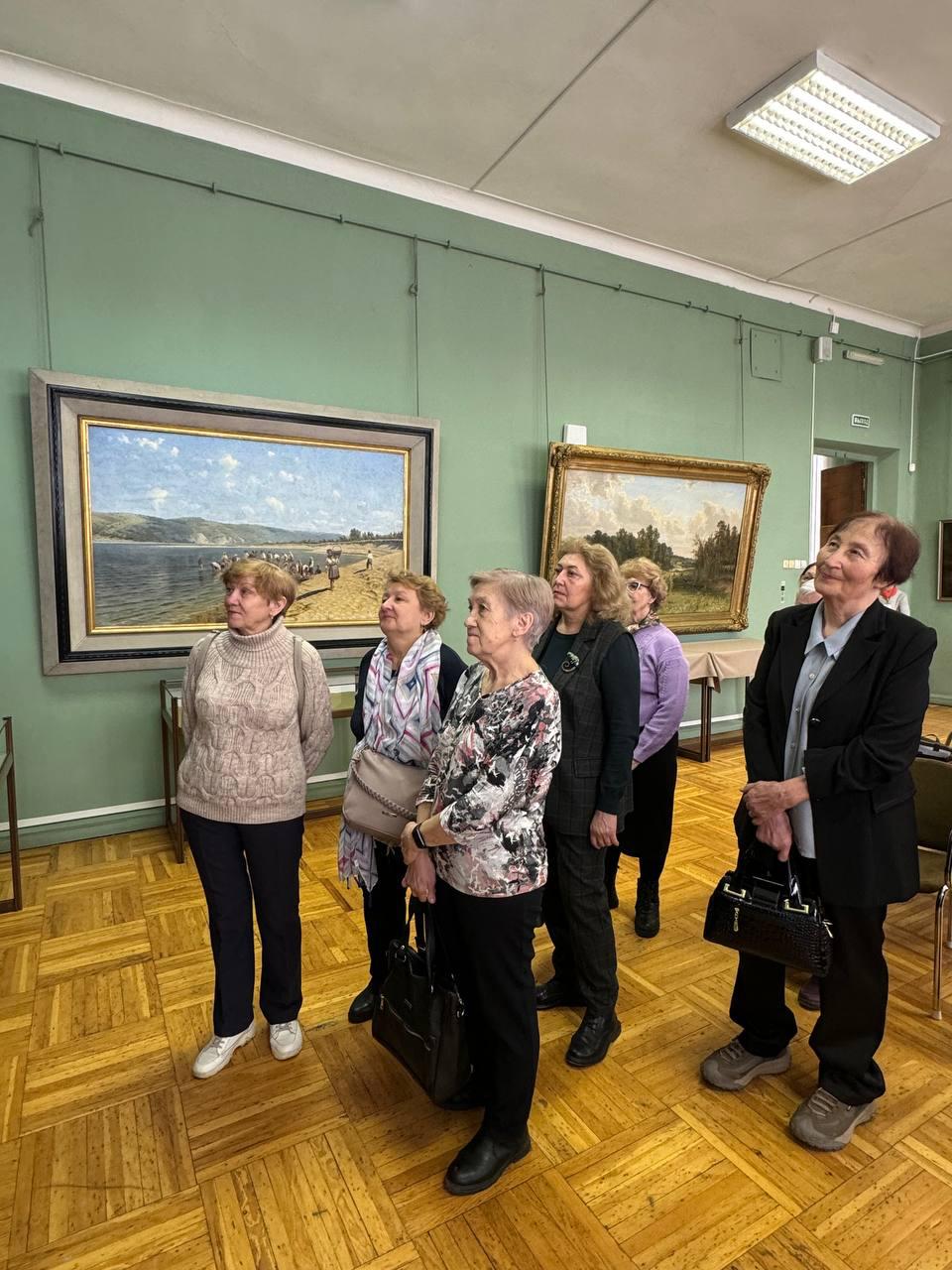 Участники городского проекта «Активное долголетие» посетили художественный музей имени В. П. Сукачева.