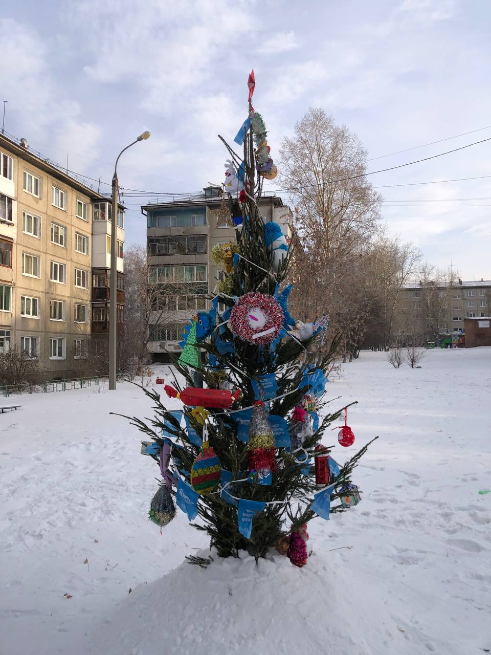 Дети ТОСов «Баумана» и «Пульс добрых сердец-2» нарядили новогоднюю елку во дворе.