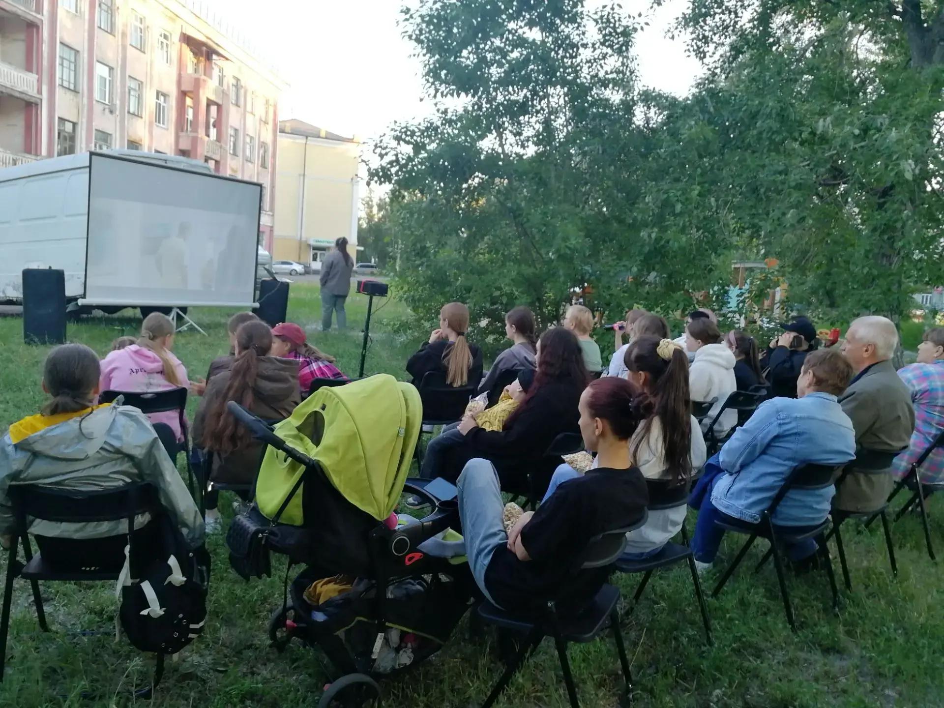 Проект «Летний кинотеатр во дворах» продолжает объединять жителей Иркутска