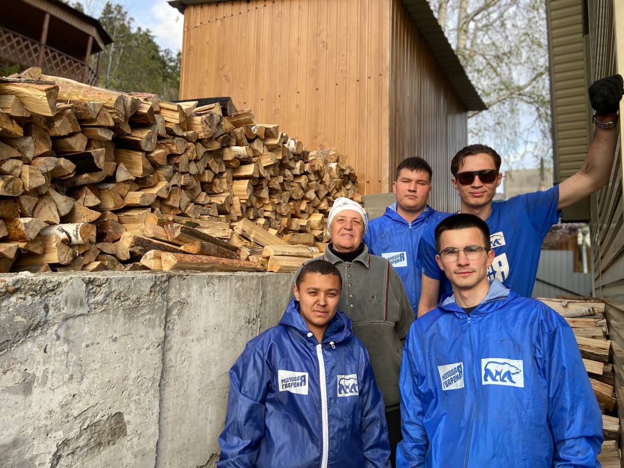 «Молодая Гвардия Единой России» организовала подвоз дров двум семьям участников СВО в Иркутском районе