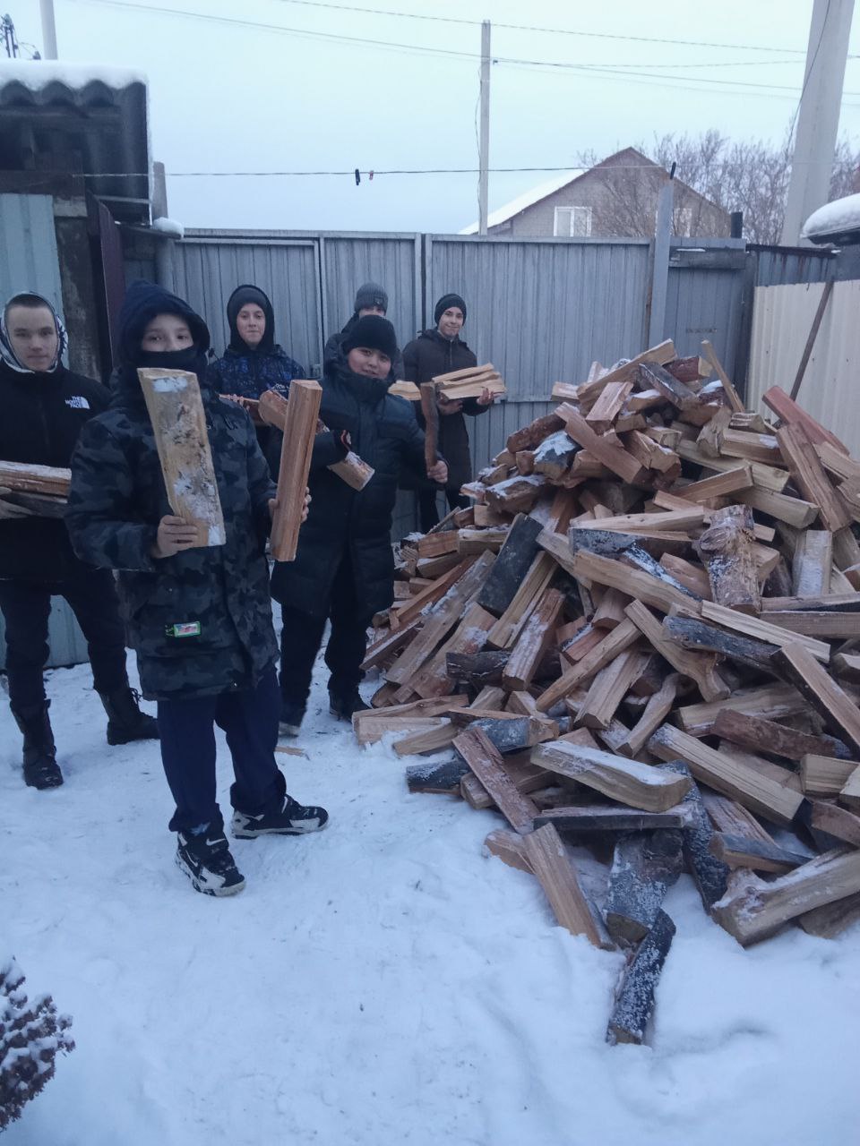 Молодогвардейцы школы № 23 помогли пожилой жительнице ТОС «Возрождение».