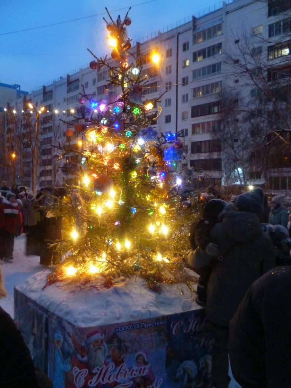 Новогодние мероприятия прошли во дворах микрорайона Солнечный. В этом году их было больше 10