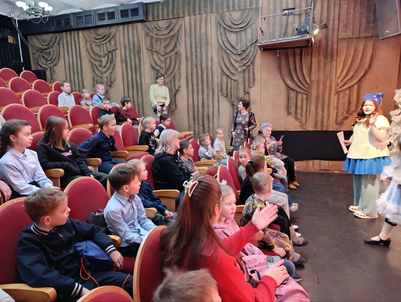 Дети ТОСа «Лесной» сходили на спектакль «Чудеса в новогоднем лесу»
