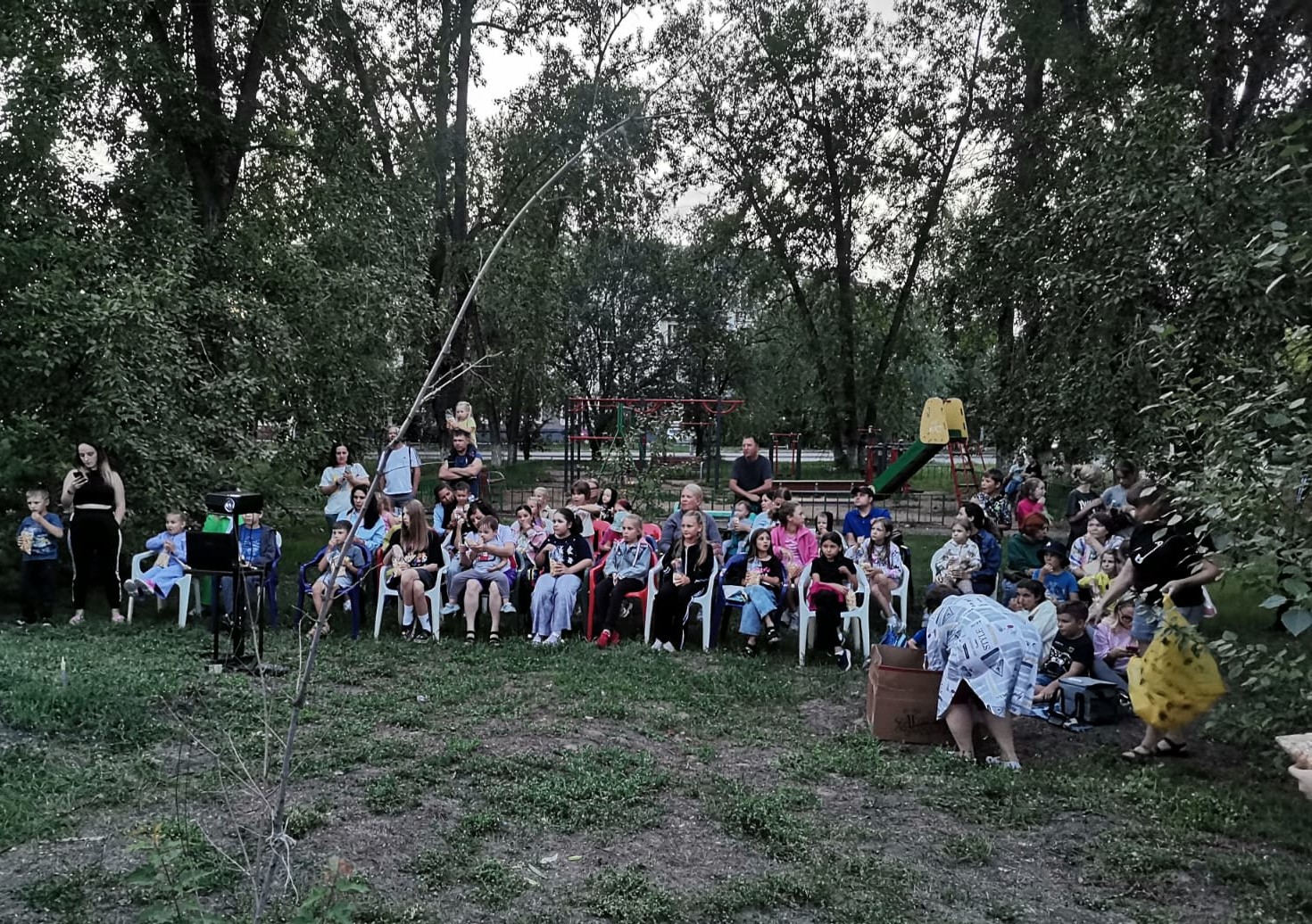 Оригинальное предложение руки и сердца сделал иркутянин перед сеансом «Летнего кинотеатра во дворах» в Ленинском округе