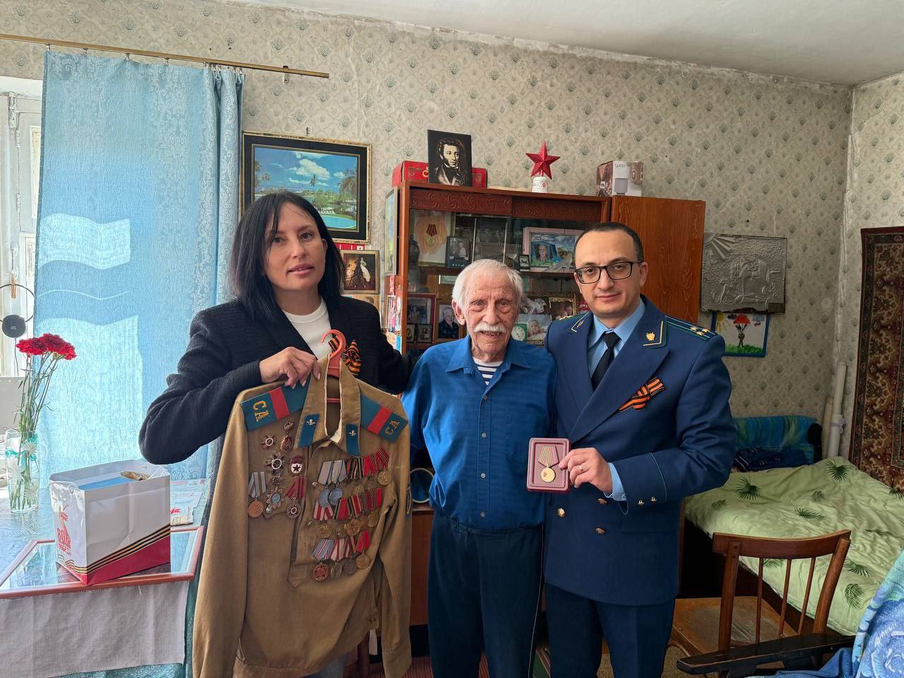 Военной песней поздравили ветерана Великой Отечественной войны 1941-1945 годов, Фомина Ивана Николаевича.