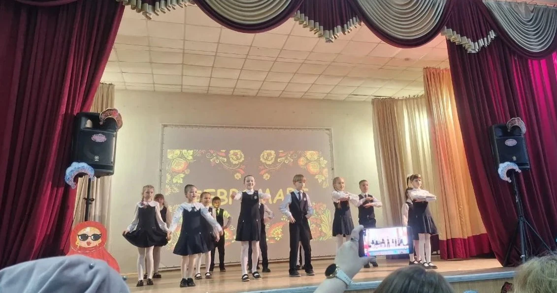 Детей войны, ветеранов труда и активных жителей микрорайона Синюшина гора поздравили с 23 февраля и 8 марта