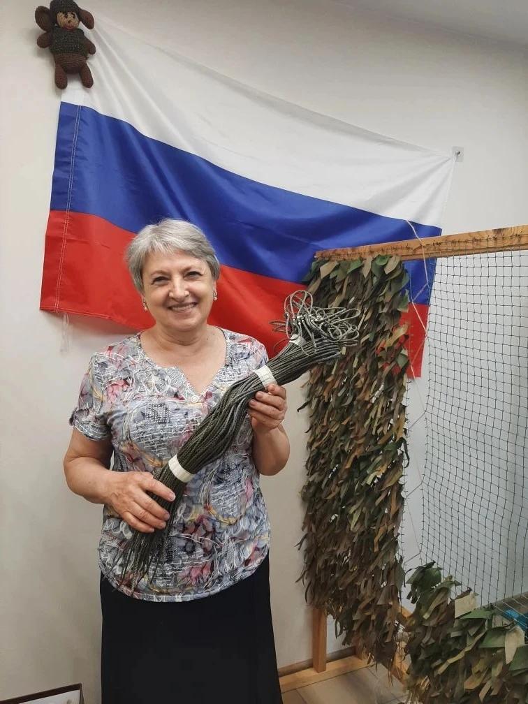 Волонтеры центра «СВОих не бросаем. 32 округ» провели мастер-класс по изготовлению антидроновых штор