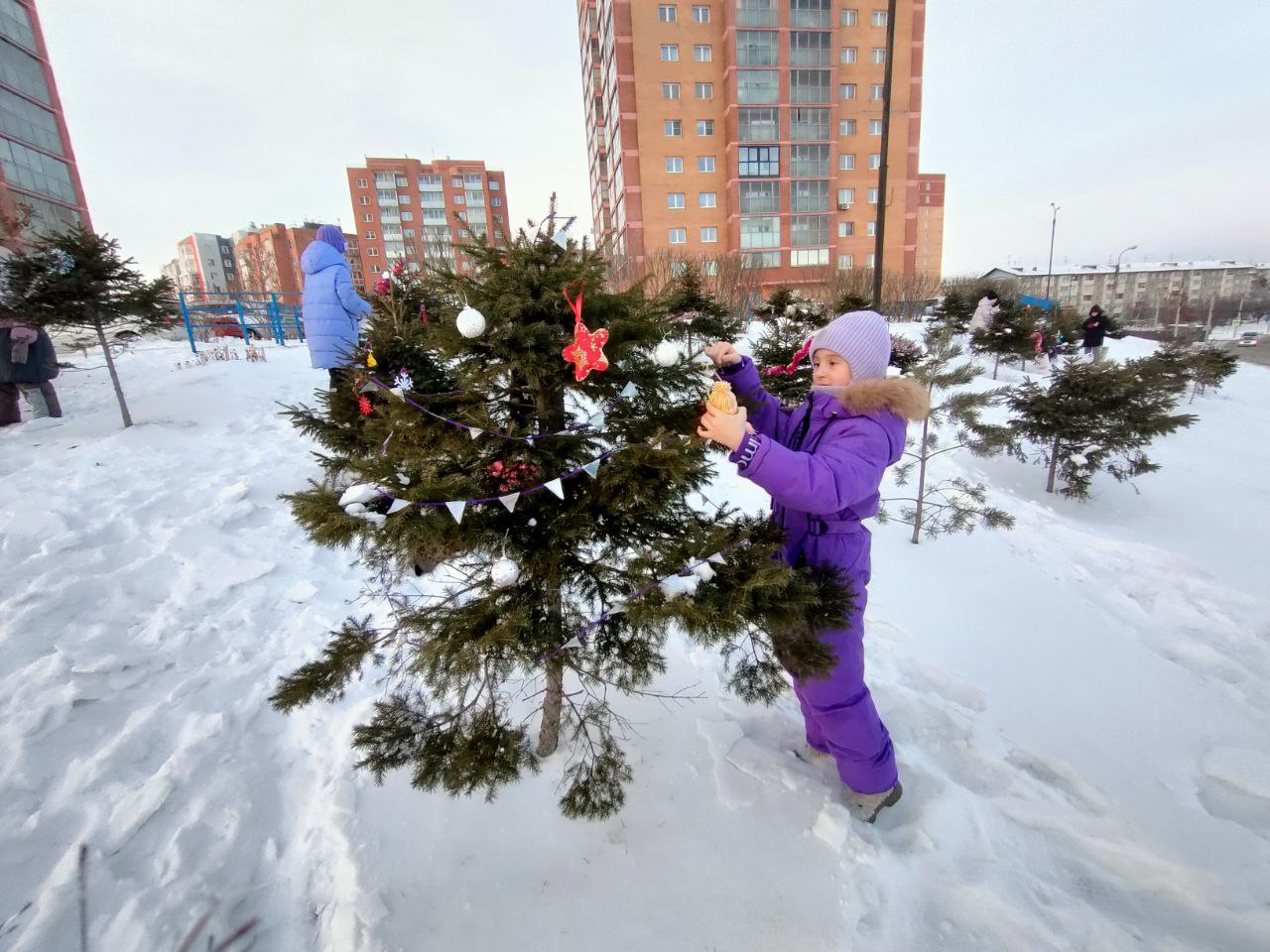 Акция «Укрась уличную елочку» прошла в микрорайоне Топкинский