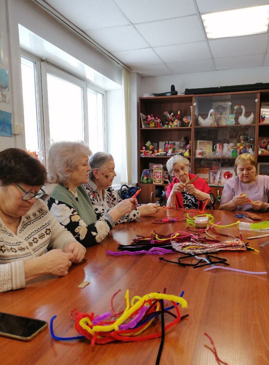 Мастер-класс по изготовлению поделки из синельной проволоки прошел в Центре по работе с населением и общественными объединениями МКУ «ГОРОД» на улице Розы Люксембург, 227