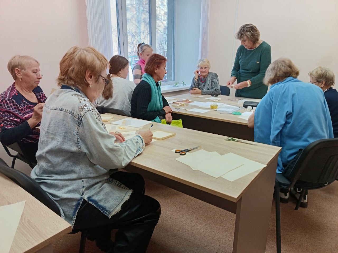 Мастер-класс «Герои сказок в технике бумагопластики» прошел в Центре по работе с населением и общественными объединениями МКУ «ГОРОД» на улице Байкальской, 274.