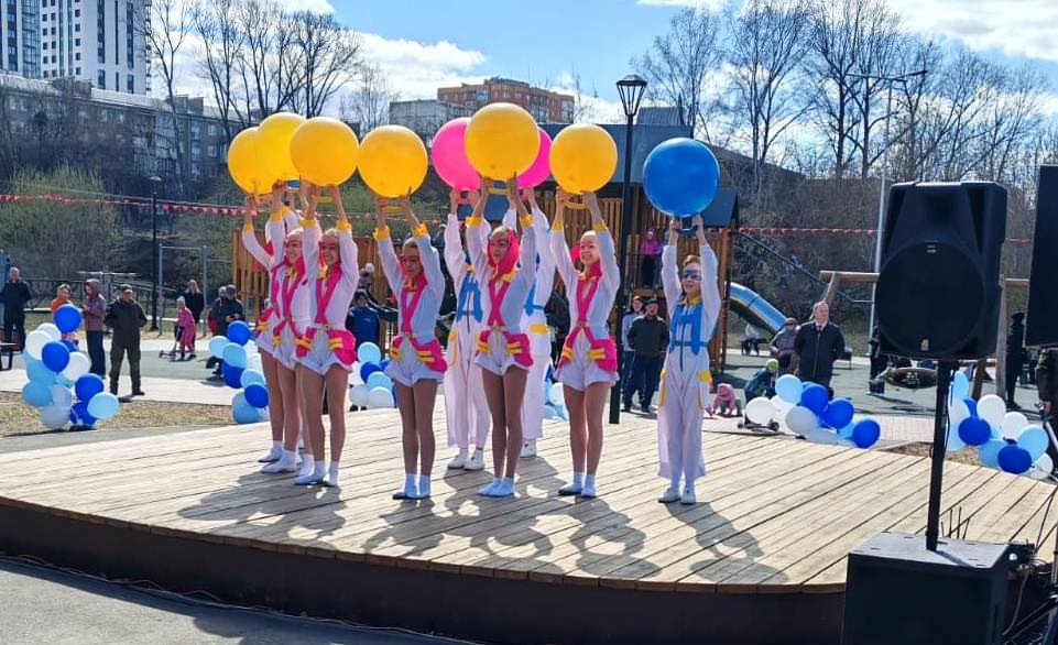 ТОС «Городок ИВАТУ» организовал праздничный концерт в Курсантском сквере.