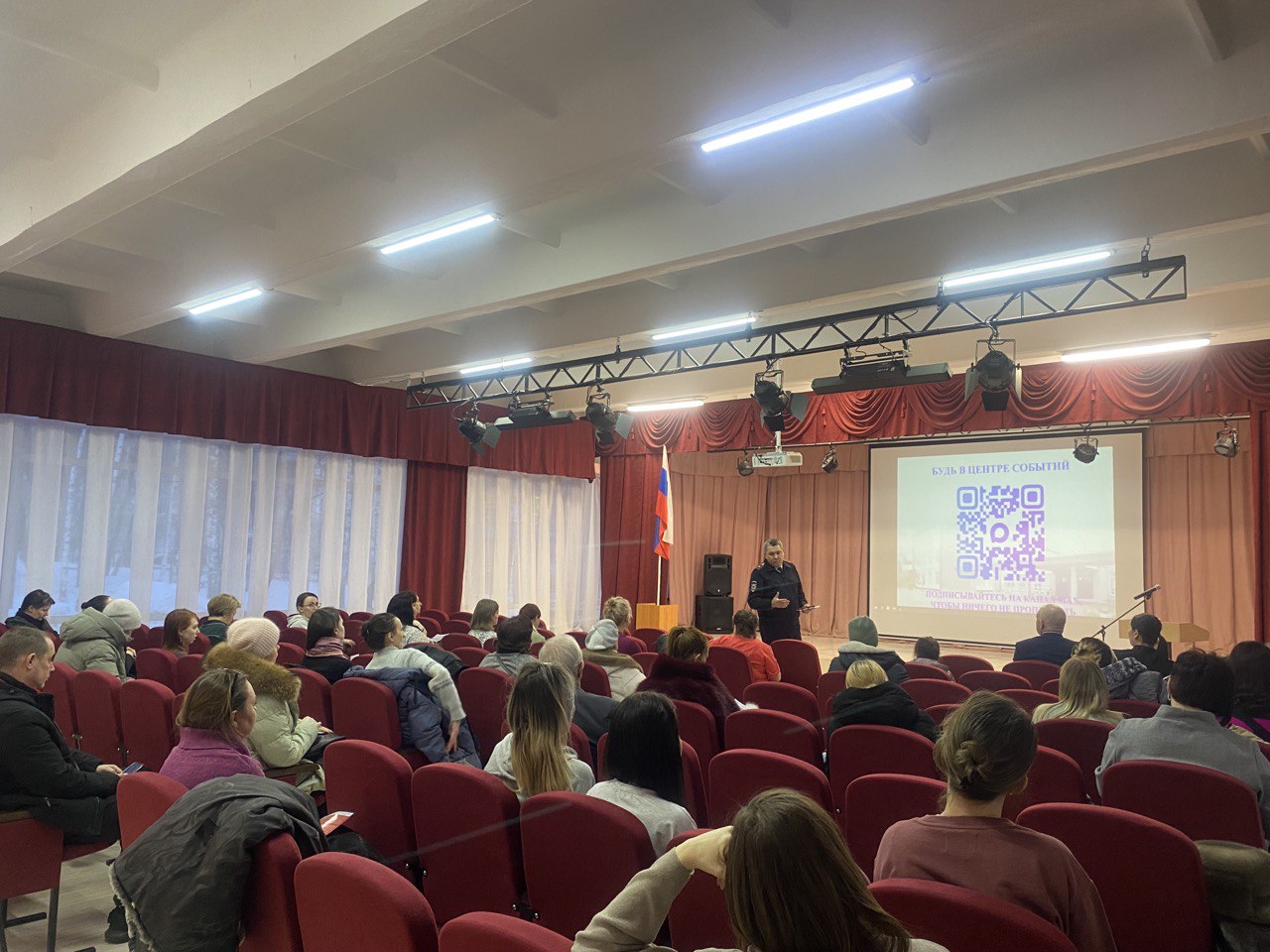 Беседа с полицейским, направленная на борьбу с мошенничеством, состоялась в микрорайоне Байкальский